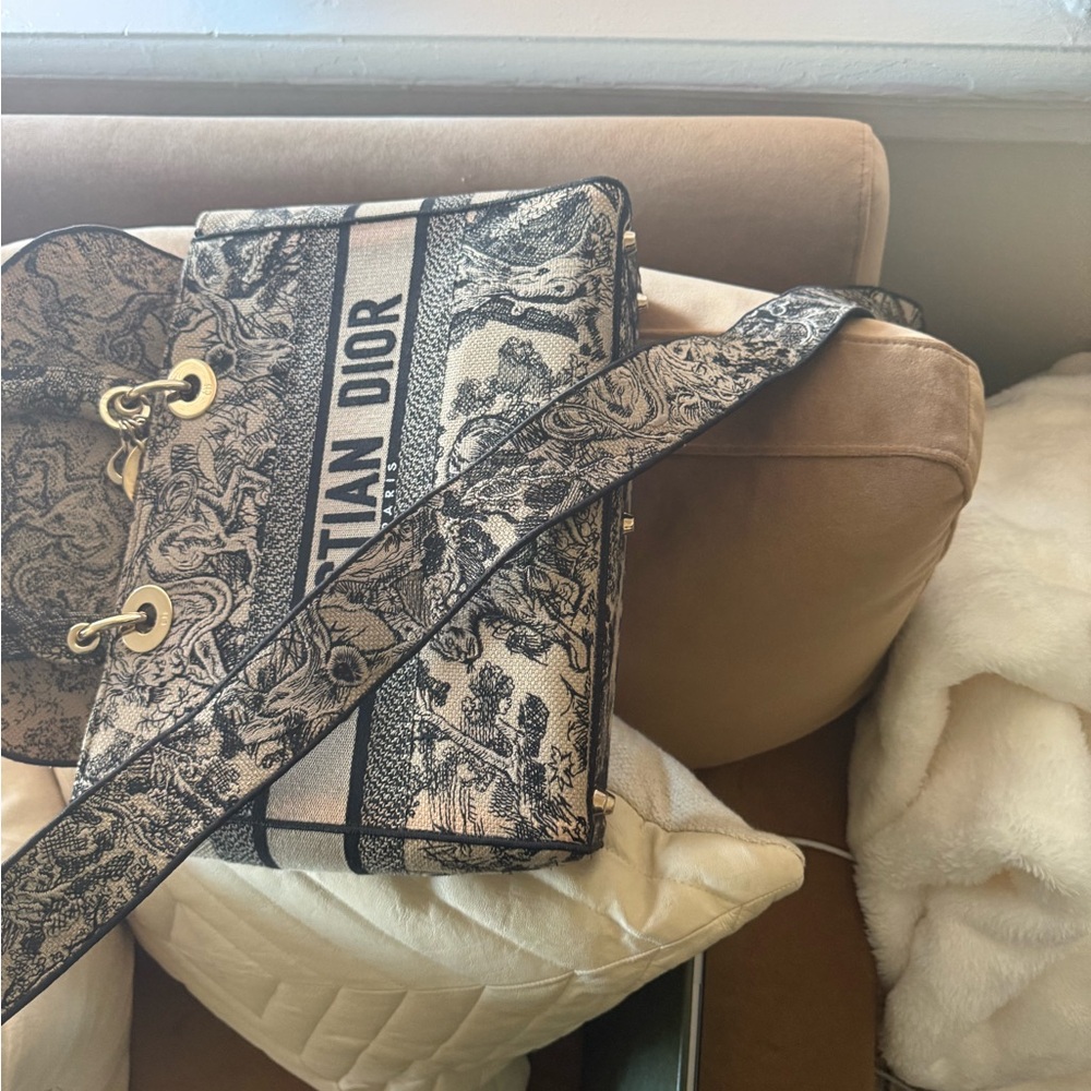 Christian Dior D-Lite Tote Bag – Medium
Blue Toile de Jouy Embroidered Canvas - Picture 4 of 10